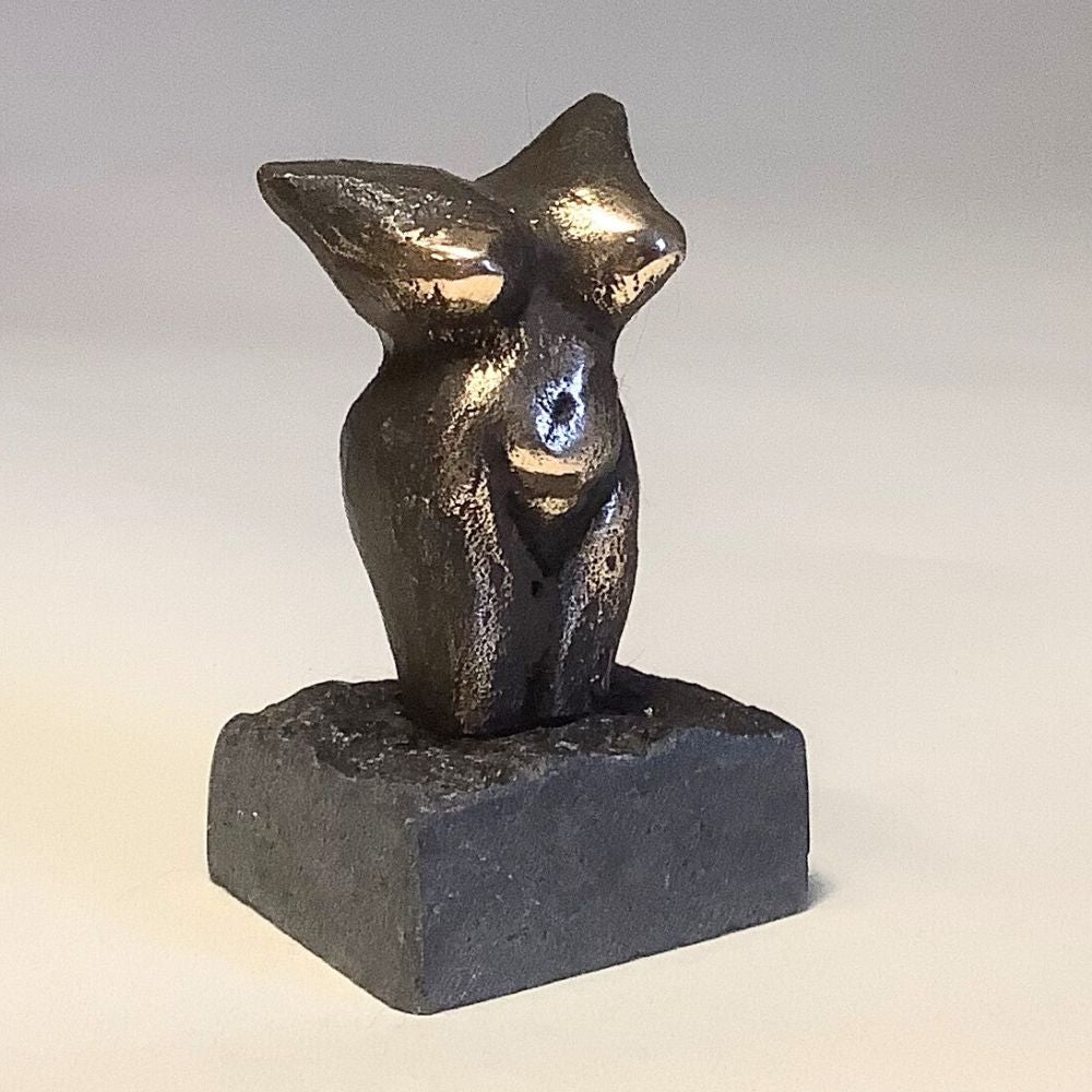 Bronce torso - kvinde på sten