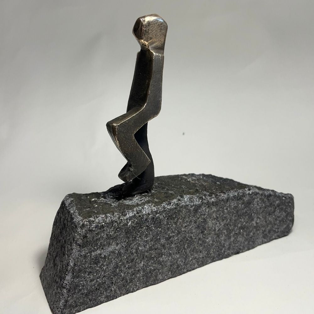 Gående mand - Bronce og granit