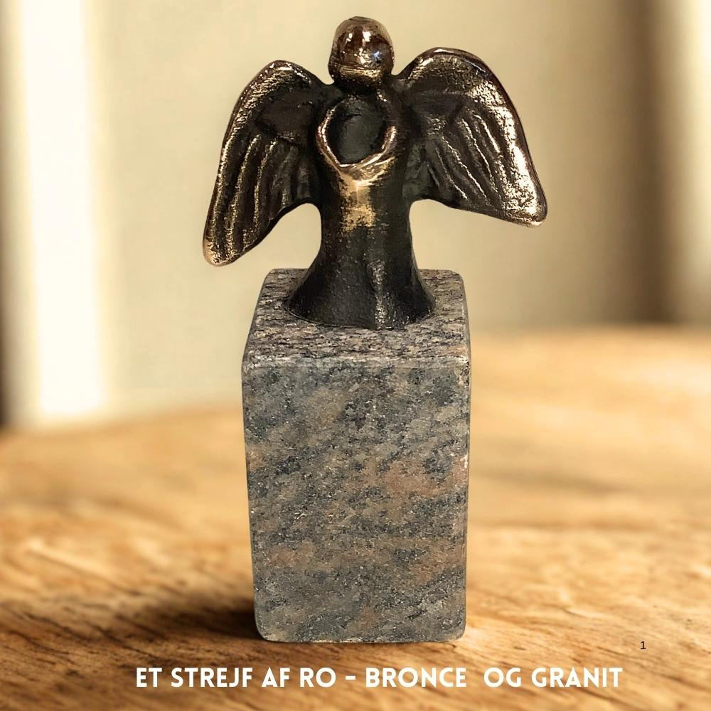 Bronce engel på granit