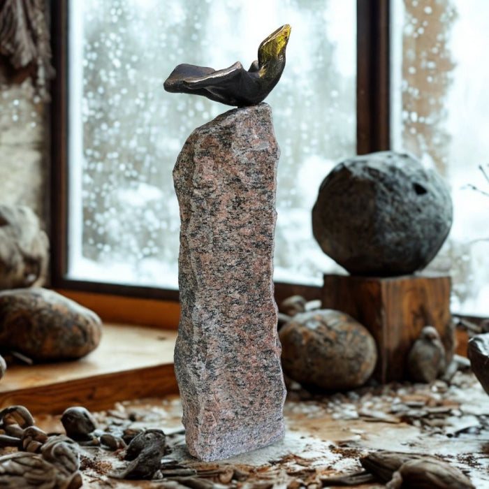 Bronce fugl på smuk svensk granit