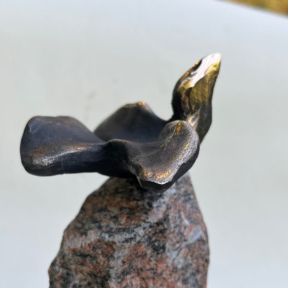 Broncefugl på sokkel af smuk  svensk granit