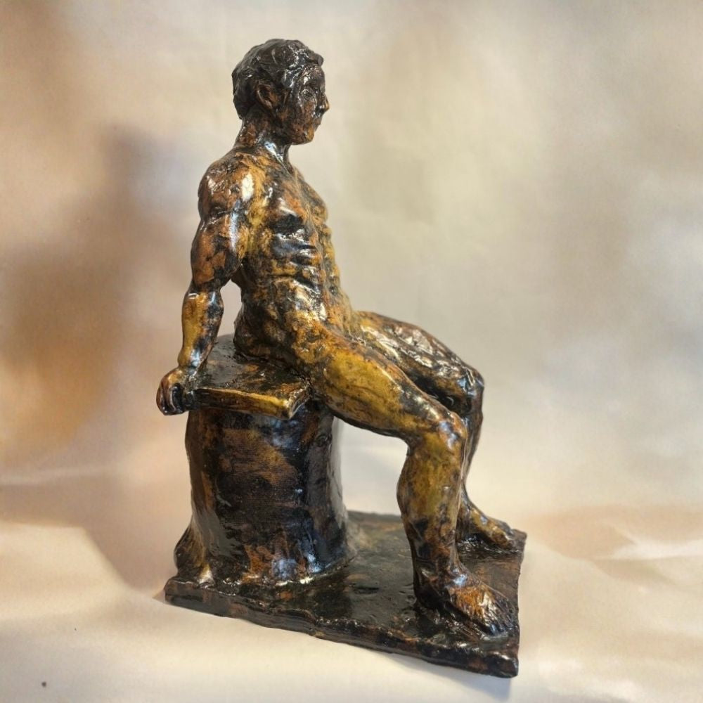 nøgen mand på skammel